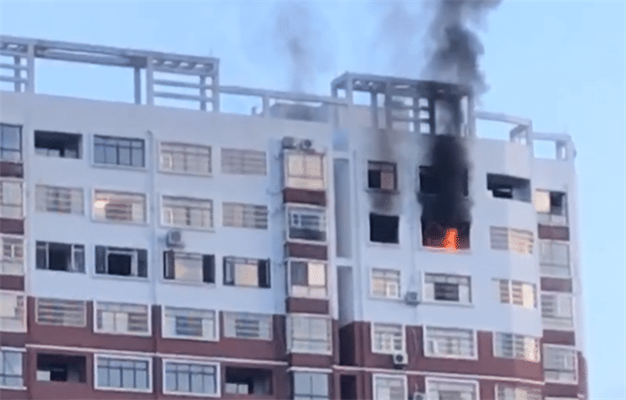 突發！高層建筑發生火災，隨后發生爆炸